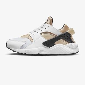 NWT Nike air  huarache size 9 1/2 sneakers